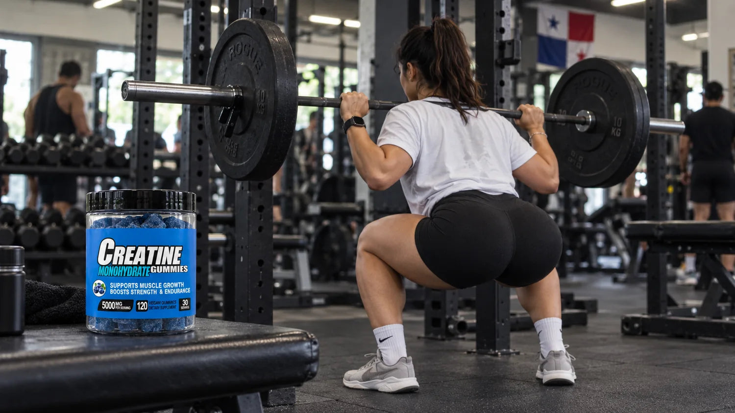 Mujer entrenando fuerte en el gym