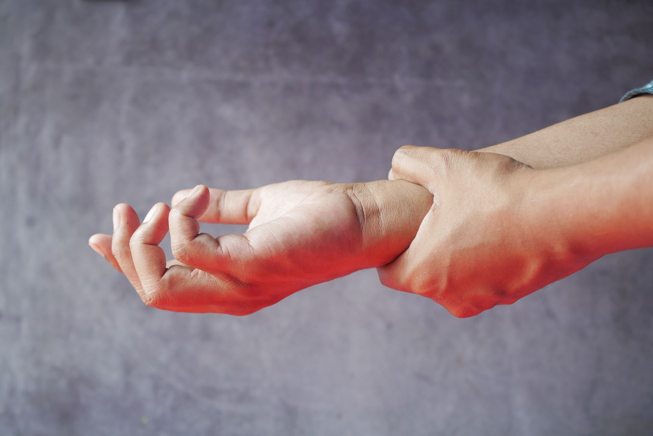 Dolor articular en la muñeca, la falta de colágeno se siente en las articulaciones