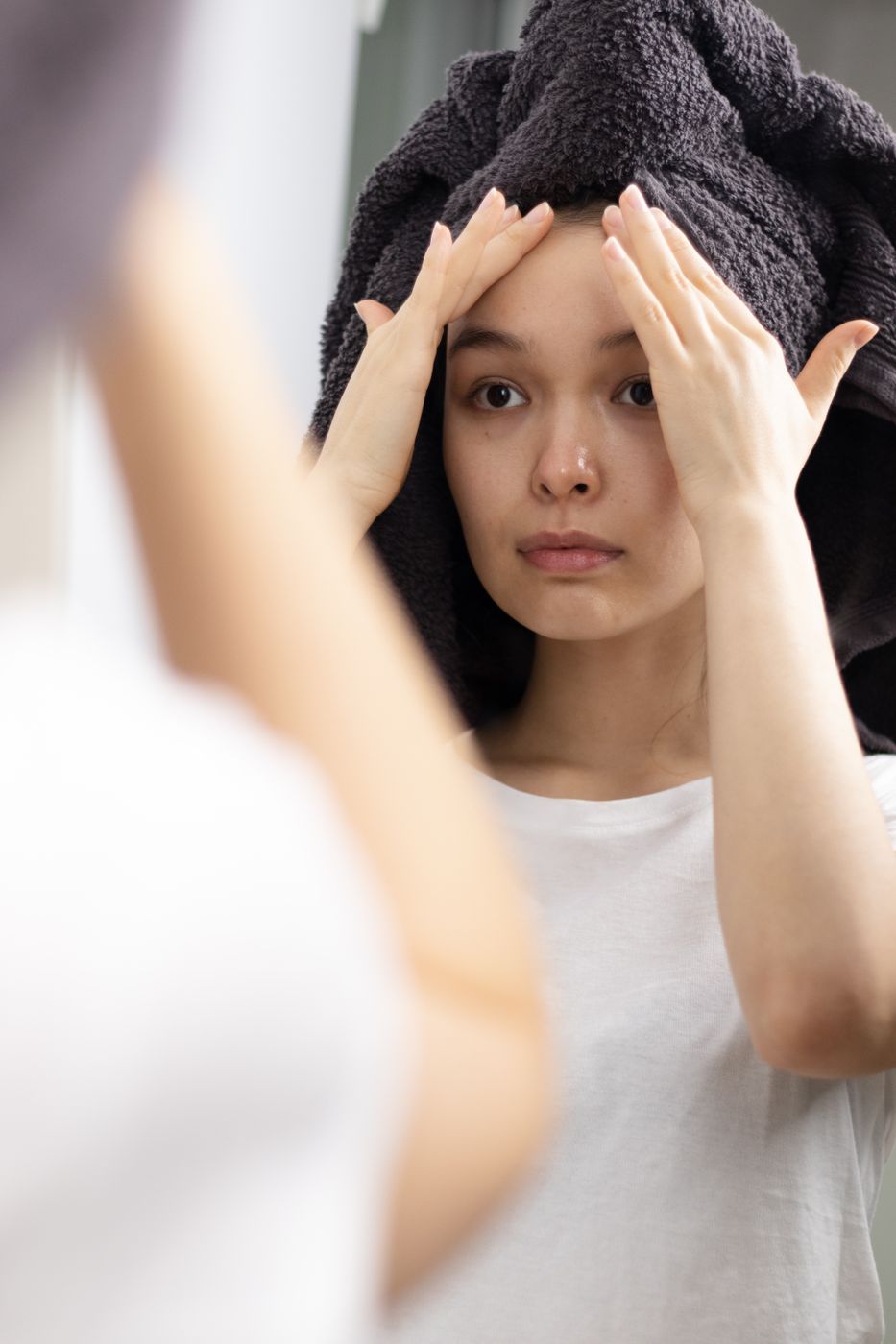 Mujer mirándose al espejo por la mañana