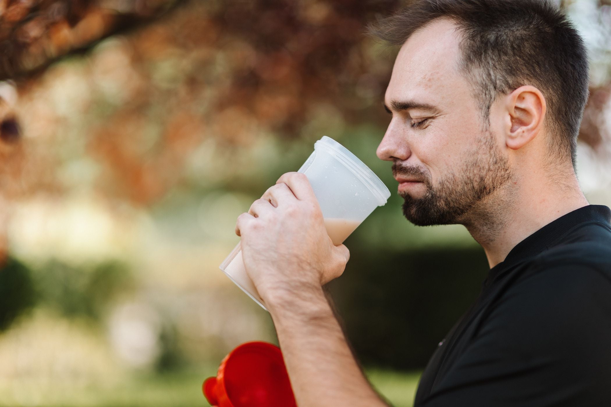 Hombre tomando su batido con 18g de proteína extra