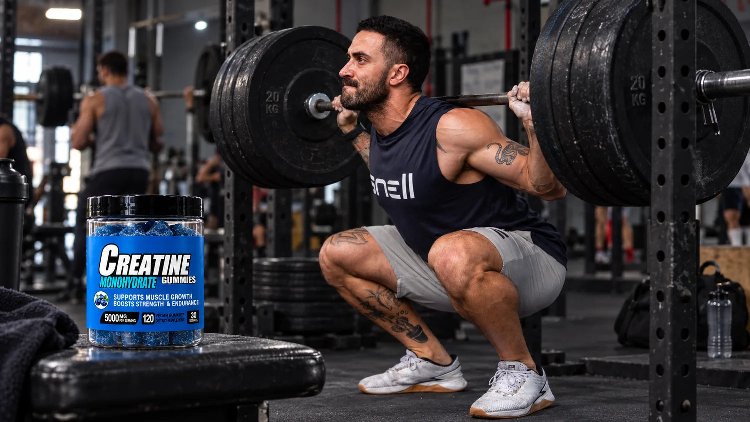 Hombre con barra pesada en el gym